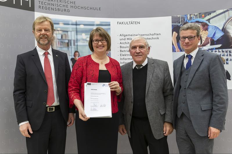Preis für gute Lehre für Prof. Dr. Birgit Rösel: (von links) Präsident Prof. Dr. Baier, Stifter Gert Wölfel und Wissenschaftsminister Bernd Sibler. 