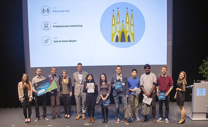 Chantal Allgöwer, Timo Jensen, Joao Alexandre de Oliveira und Lorena-Chantal Gülsdorf (Vierergruppe links im Bild) entschieden das Finale der Open Innovation Challenge der Bayer AG für sich