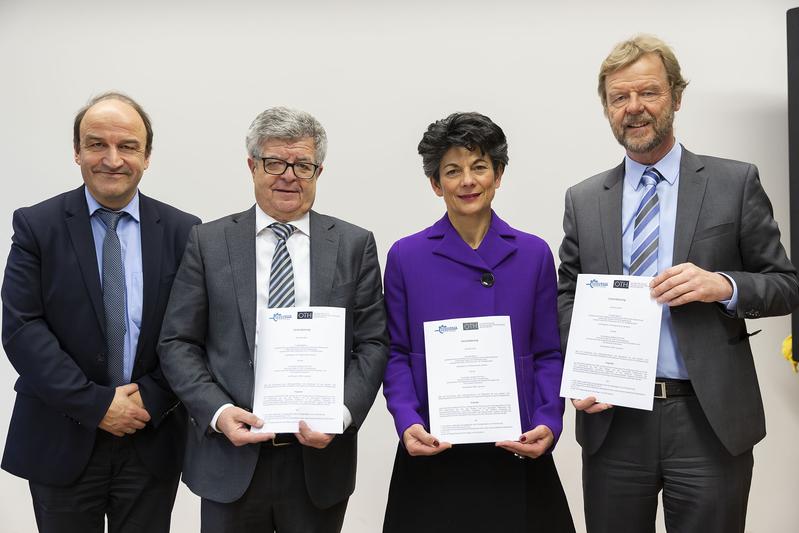 Prof. Dr. Ulrich Briem, Richard Scheubeck, Susanne Scheubeck und Präsident Prof. Dr. Wolfgang Baier.
