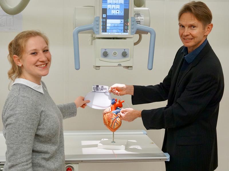 Laboringenieurin M. Sc. Larissa Blümlein und Prof. Dr. Ralf Ringler, beide OTH Amberg-Weiden, arbeiten an der Entwicklung der neuen Testmethode.