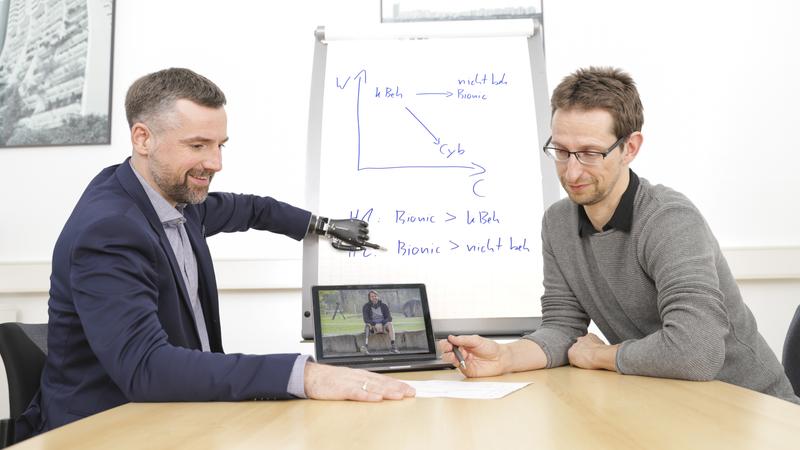 Prof. Dr. Bertolt Meyer (left), himself a user of a bionic prosthesis, and Junior Prof. Dr. Frank Asbrock have investigated how new bionic technology affects stereotypes of people with disabilities.