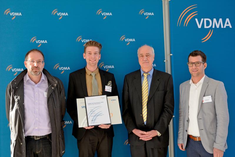 Foto von links: Frank Jungbluth (Winkler+Dünnebier GmbH), Tobias Sohny, Prof. Dr.-Ing. Helmut Bollenbacher und Philipp Oster (Winkler+Dünnebier GmbH).