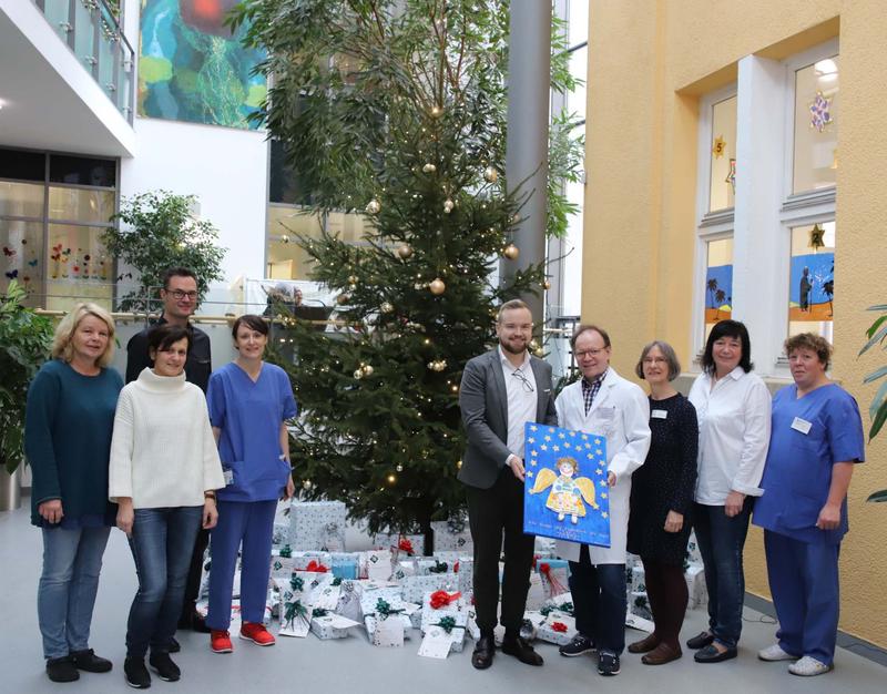 Geschenkübergabe in der Klinik für Kinder und Jugendmedizin