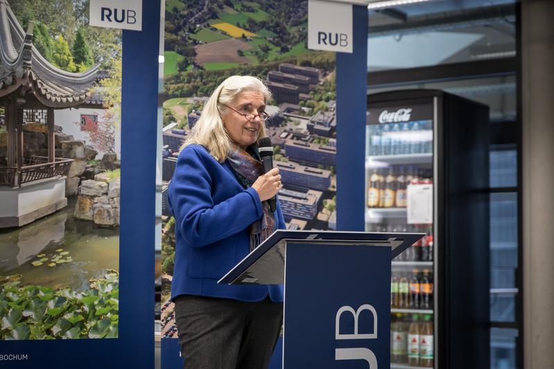 NRW-Wissenschaftsministerin Isabel Pfeiffer-Poensgen bei der Einweihung der Gebäude IA und IB an der Ruhr-Universität Bochum