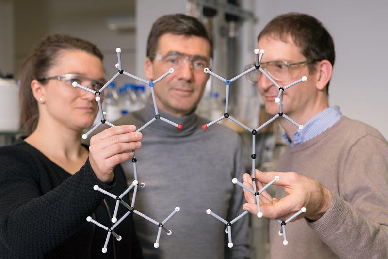 Die Erstautoren Alena Hölzl-Hobmeier und Andreas Bauer sowie Prof. Thorsten Bach (Mitte) mit den beiden Enantiomeren eines der untersuchten Alene. 