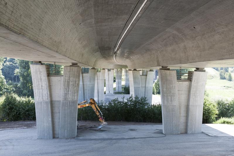 Forscherinnen und Forscher des KIT arbeiten an einem Verfahren, das es möglich machen soll, Schäden am Brückenbauwerk früher zu erkennen (Foto: Markus Breig, KIT) 