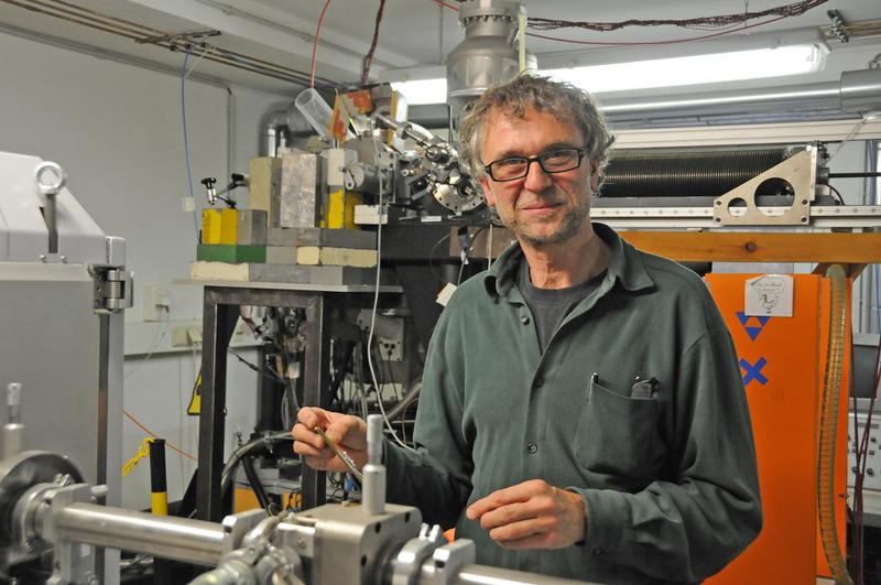 Torsten Staab in einem Labor des Lehrstuhls für Chemische Technologie der Materialsynthese. 