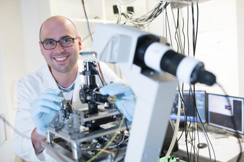 Doktorand Matthias Reisser am Reflektions-Lichtblattmikroskop 