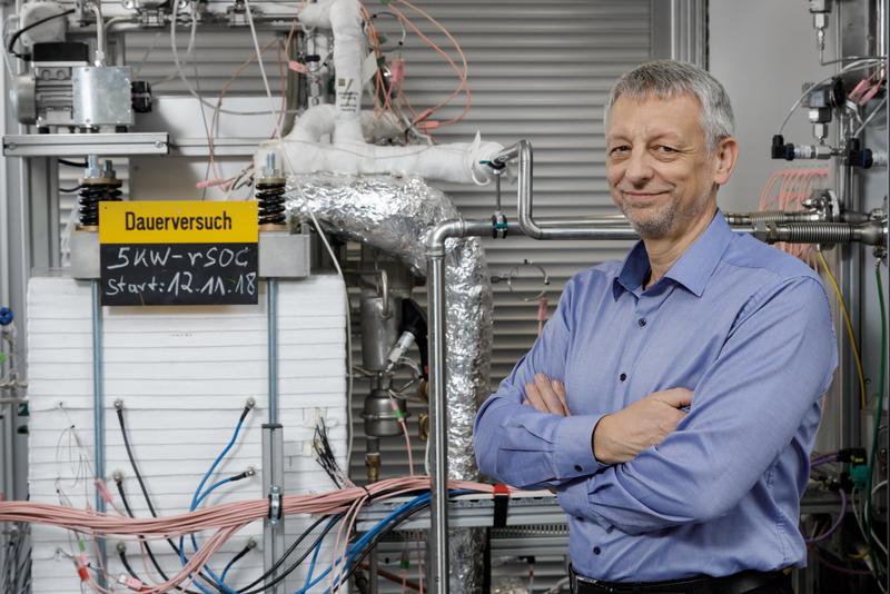 Prof. Ludger Blum neben reversibler Hochtemperatur-Brennstoffzelle am Institut für Energie- und Klimaforschung (IEK-3)