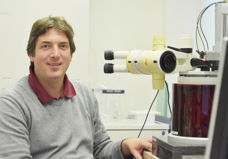 Zoologist and biomechanic Clemens Schaber investigates biological nanofibres at Kiel University, in order to imitate them with technical means.