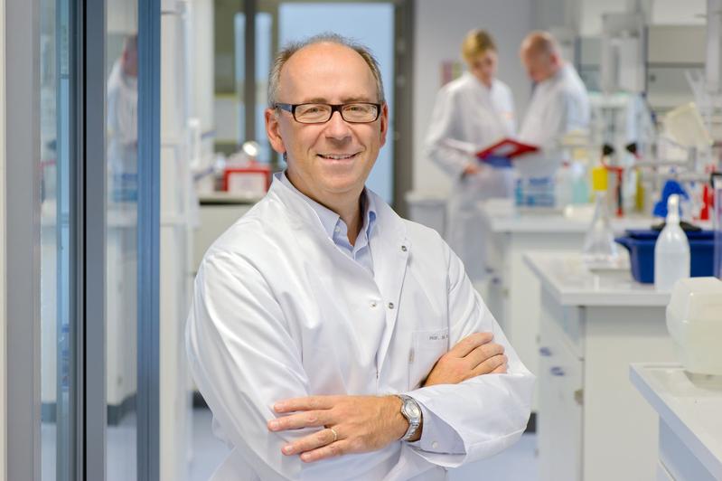 Percy Knolle, Professor for Molecular Immunology at TUM, investigates the cause of liver failure. 