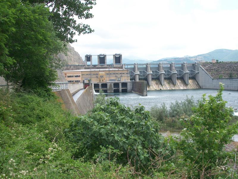 Staudämme sind ein häufiges Element in Wasser-transfer-Megaprojekten und können die umgebenden Ökosysteme nachhaltig beeinträchtigen.