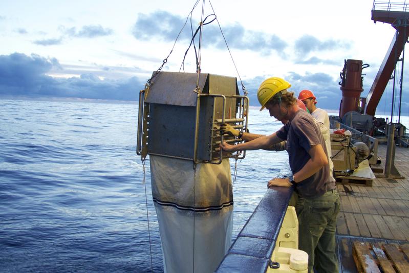 Einsatz eines Planktonnetzes auf dem deutschen Forschungsschiff Meteor im Atlantik