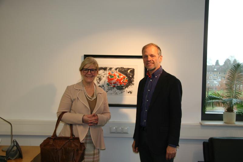 Prof. Dr. Jörg Overmann von der DSMZ und Dr. Anja Hesse, Wissenschaftsdezernentin der Stadt Braunschweig