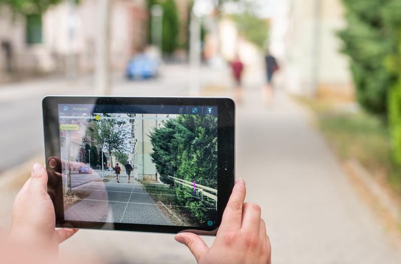 Mit der App »AugView« lernen Studierende der Bauhaus-Universität Weimar, wie die Wasserinfrastruktur einer Stadt geplant wird. AR-Ansicht der App, Amalienstraße (fiktiv).