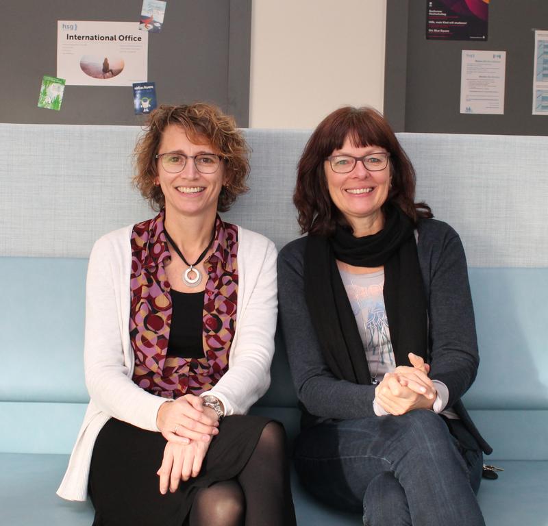 Im Bild v.l.n.r.: Angela Rocholl, die wissenschaftliche Mitarbeiterin im Projekt RundUm, und Dr. Ute Lange, Professorin für Hebammenwissenschaft der hsg Bochum.