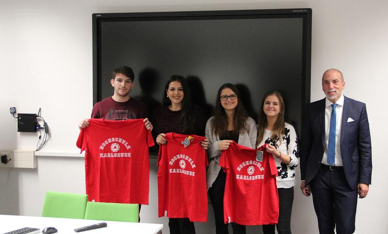 Prof. Dr. Manfred Schorb (r.) überreicht T-Shirts der Hochschule Karlsruhe an eines der Gewinnerteams