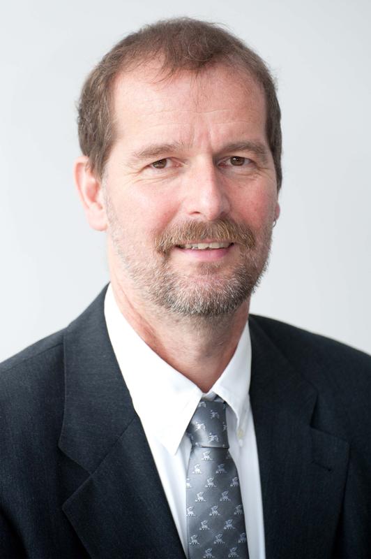 Prof. Axel Groß leitet das Institut für Theoretische Chemie der Universität Ulm und forscht zudem am Helmholtz-Institut Ulm (HIU)
