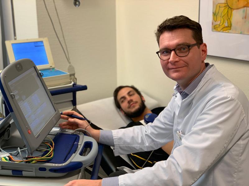 Dr. Carsten Lennerz bei der Untersuchung eines Herzpatienten am Deutschen Herzzentrum München. 