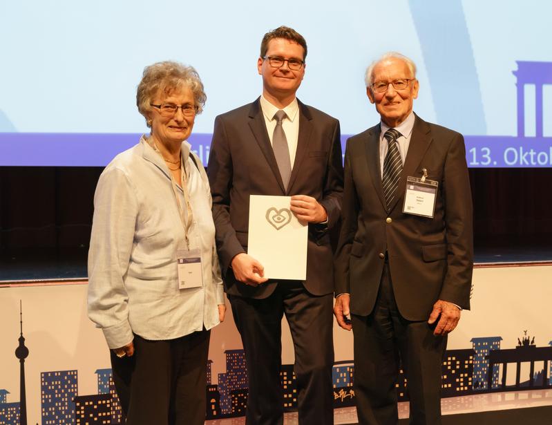 Preisträger Dr. Carsten Lennerz (Mitte) mit der Stifterin Lieselotte Becht und Prof. Hellmut Oelert (DSHF) bei der Preisverleihung auf dem Herbstkongress der Deutschen Gesellschaft für Kardiologie.