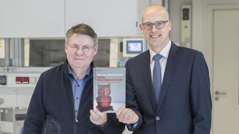 Prof. Dr. Michael Mehring (r.) und Prof. Dr. Stefan Spange freuen sich über die erfolgreiche und hochkarätige Veröffentlichung ihrer Forschungsergebnisse. 