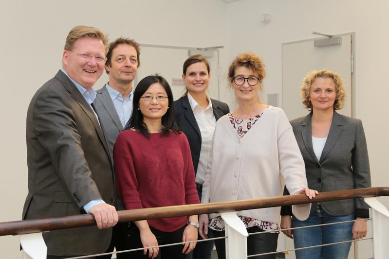 Erforschen gemeinsam KI für die Hochschulbildung (v.li.): Prof. Christoph Igel, Dr. Milos Kravcik, Dr. Xia Wang (alle DKFI), Christina Gloerfeld, Prof. Claudia de Witt und Silke Wrede (alle FernUni)