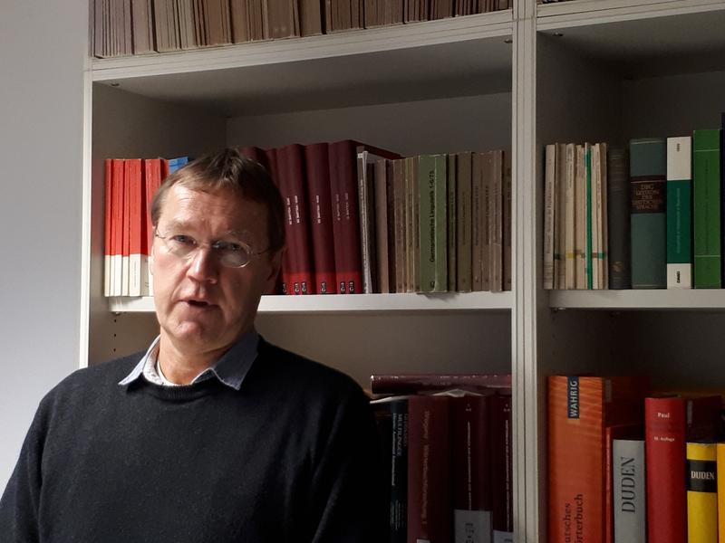 Befasst sich an der FAU mit Wörterbüchern: Lexikograph Prof. Dr. Stefan Schierholz.