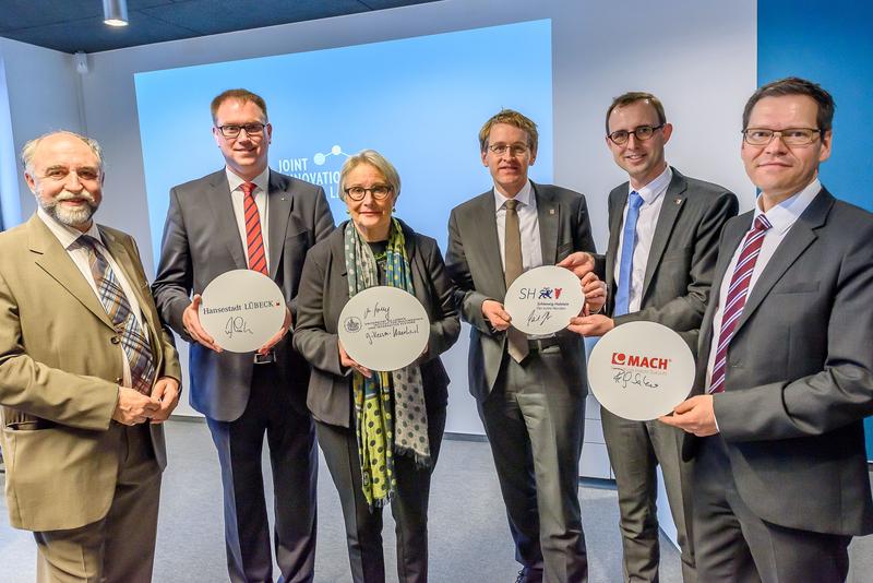 Prof. Michael Herczeg, Bürgermeister Jan Lindenau, Prof. Gabriele Gillessen-Kaesbach, Ministerpräsident Daniel Günther, Chef der Staatskanzlei Dirk Schrödter und Vorstandsvorsitzender Rolf Sahre