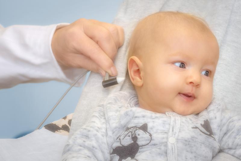 Ein einfacher und für das Baby schmerzfreier Hörtest gibt Hinweise darauf, ob das Kind schwerhörig oder ertaubt ist.