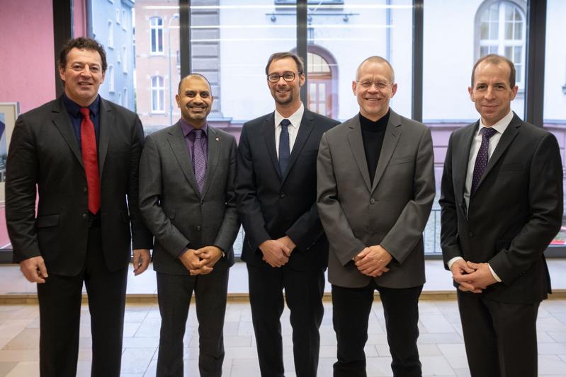 Prof. Dr. Klaus Eder, JLU-Präsident Prof. Dr. Joybrato Mukherjee, PD Dr. Steffen Pauls, JLU-Vizepräsident Prof. Dr. Peter Kämpfer und Prof. Dr. Andreas Mulch, SGN.