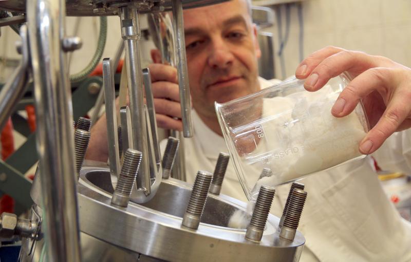 Dr. Jens Schaller, Projektleiter am TITK bestückt einen Edelstahlreaktor mit Cellulose, um daraus spezielle Celluloseether herzustellen.