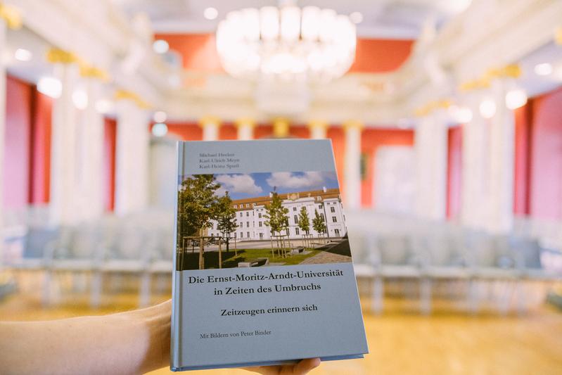 Buchtitel „Die Ernst-Moritz-Arndt-Universität in Zeiten des Umbruchs – Zeitzeugen erinnern sich“