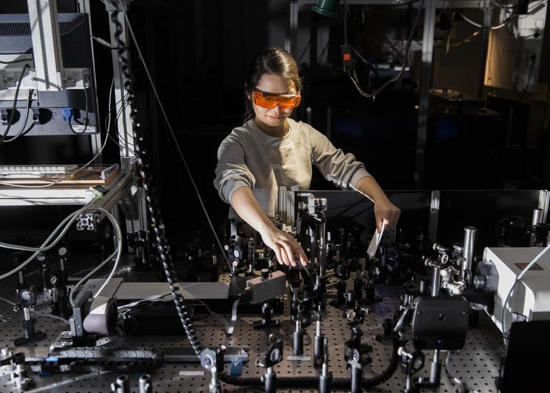 Researcher Ying Zhang from Leibniz-IPHT uses a spectroscopic setup to investigate time-resolved processes in molecules that are triggered by light. 