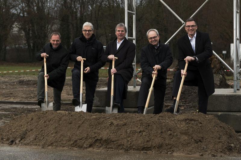 Dr. Olaf Sauer, Prof. Jürgen Beyerer, Prof. Holger Hanselka, Prof. Jürgen Fleischer, Prof. Frank Henning beim Spatenstich (v.l.n.r.; Foto: Amadeus Bramsiepe, KIT) 