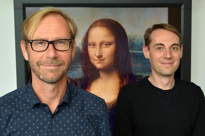 Schaut Mona Lisa ihren Betrachter an oder nicht? Dieser Frage gingen Prof. Dr. Gernot Horstmann (l.) und Dr. Sebastian Loth vom Exzellenzcluster CITEC nach. 