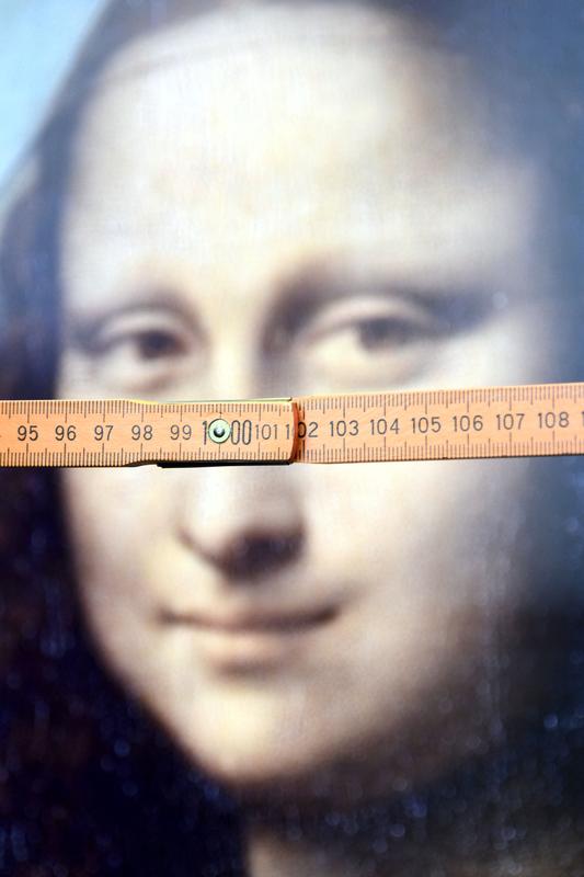 Für ihre Untersuchung haben die Forscher Zollstöcke als Skala verwendet. Die Versuchspersonen gaben an, über welche Zahl Mona Lisa ihrer Ansicht nach hinwegschaut.