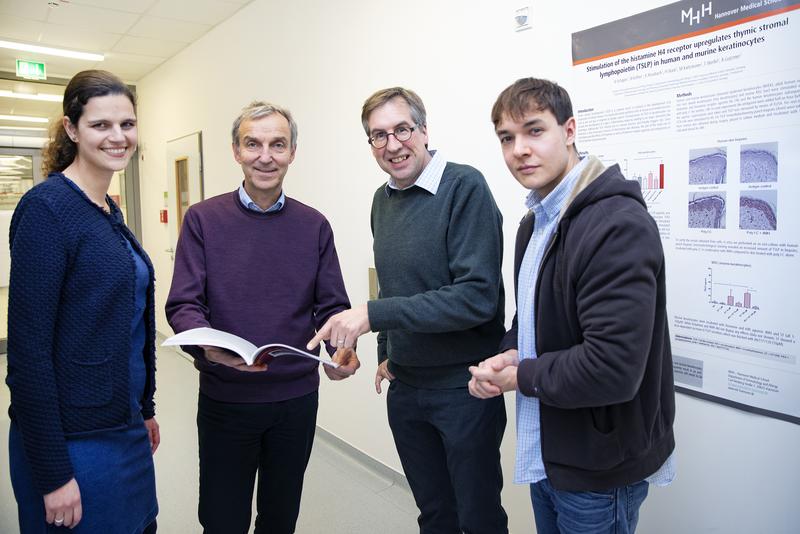 Dr. Kristine Roßbach (TiHo), Professor Dr. Thomas Werfel (MHH), Professor Dr. Wolfgang Bäumer (ehemals TiHo, jetzt Freie Universität Berlin) und Gustav Gerd Bruer (TiHo). 