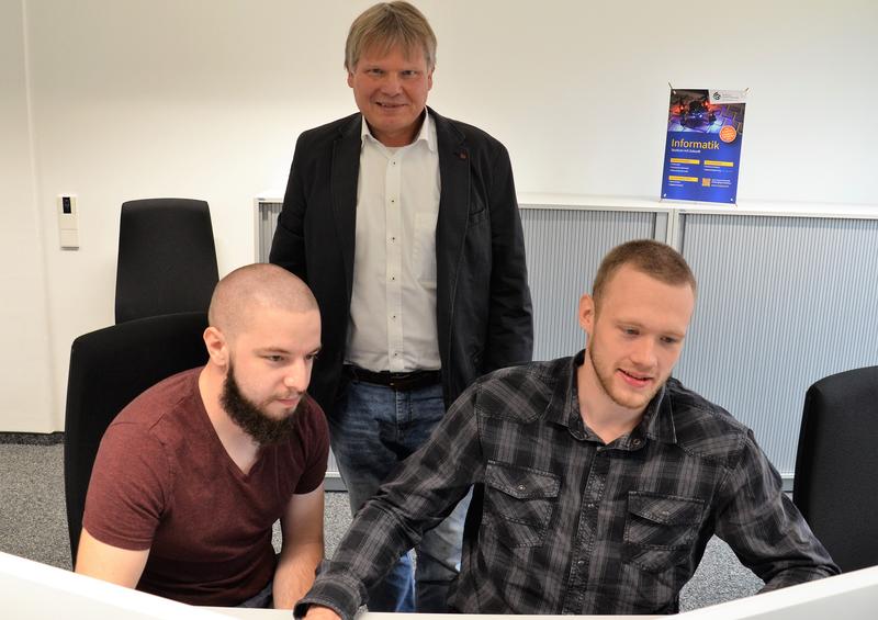  Die Studierenden Leon Albers (rechts) und Sebastian Buckel (links) haben zusammen mit fünf weiteren Kommilitonen Sicherheitslücken in einem Präsentationssystem gefunden. Betreut wurde das Pr