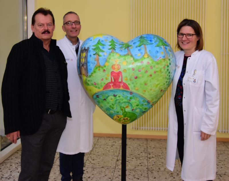 Prof. Albrecht, Medizinischer Vorstand, Prof. Berner, Direktor der Kinderklinik und Prof. Hauer stehen an der Herzskulptur, die für die Aktion „100 Herzen“ zugunsten des Sonnenstrahl e.V. entstanden.