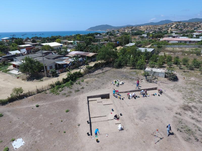 Drohnen-Luftbild des Fundortes Ma-Lan, rund 400m vom Meer entfernt in der südlichen Bucht von Machalilla