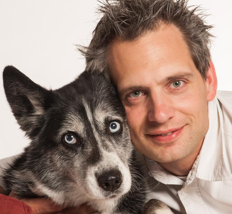 Professor Dr. Holger Volk und sein Hund Jo. 