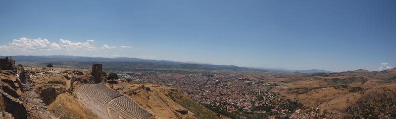 Blick vom Stadtberg von Pergamon über die westliche Ebeen des Bakır Çay (Kaikos) zur Küste