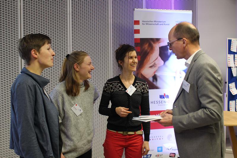 Das Kasseler Team Bunkerpilz bei der Gratulation durch Dr. Oliver Fromm (v.l.): Gina Schwarzmeier, Katrin Becker und Johanna Quendt. 