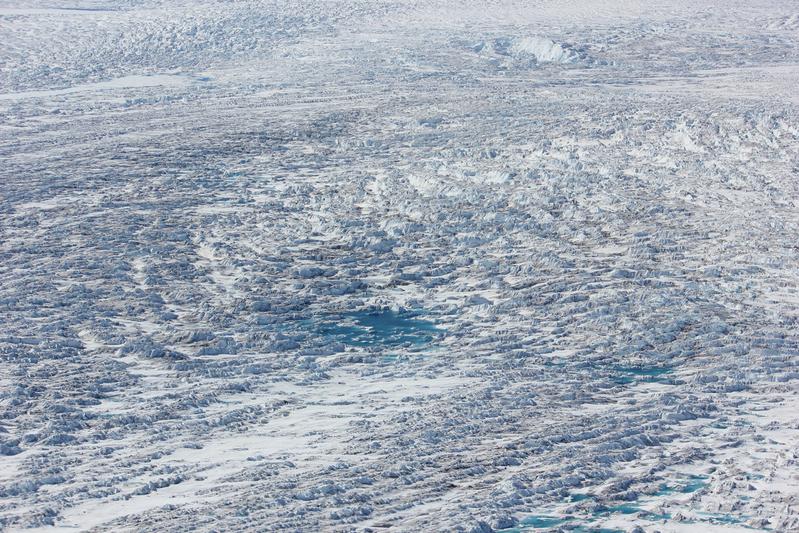 Foto vom 79 N Gletscher, Grönland, aufgenommen 2016 während eines Erkundungsfluges des Polarforschungsflugzeugs Polar 6 des Alfred-Wegener-Instituts.