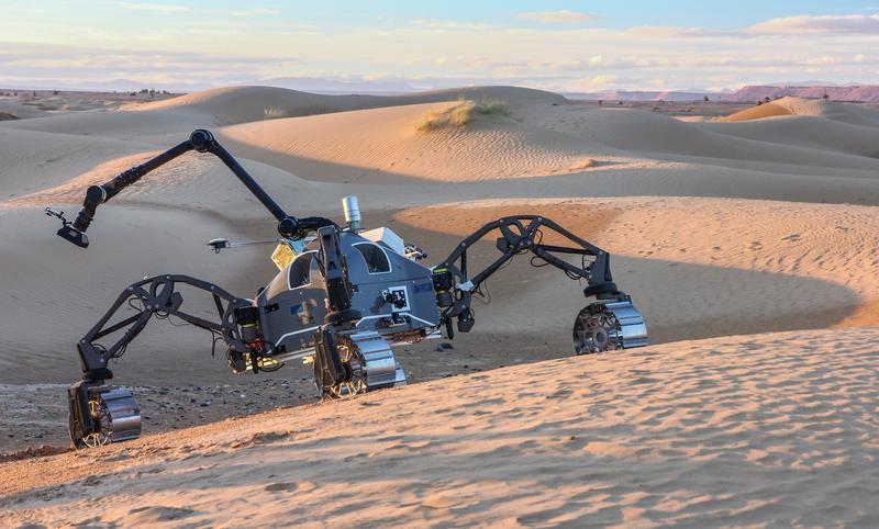 Der hybride Schreit- und Fahrrover des DFKI "SherpaTT" in der marrokanischen Wüste.
