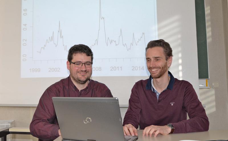 Dr. Jan Pablo Burgard und Juniorprofessor Dr. Matthias Neuenkirch (von links) haben die Beziehungen zwischen gesamtwirtschaftlicher Lage und geldpolitischen Maßnahmen untersucht. 