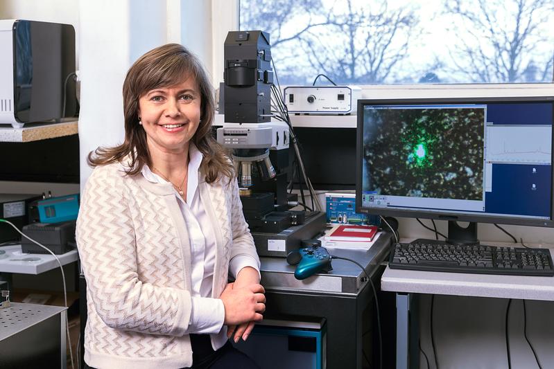 Dr. Natalia P. Ivleva mit ihrem Raman-Mikroskop 