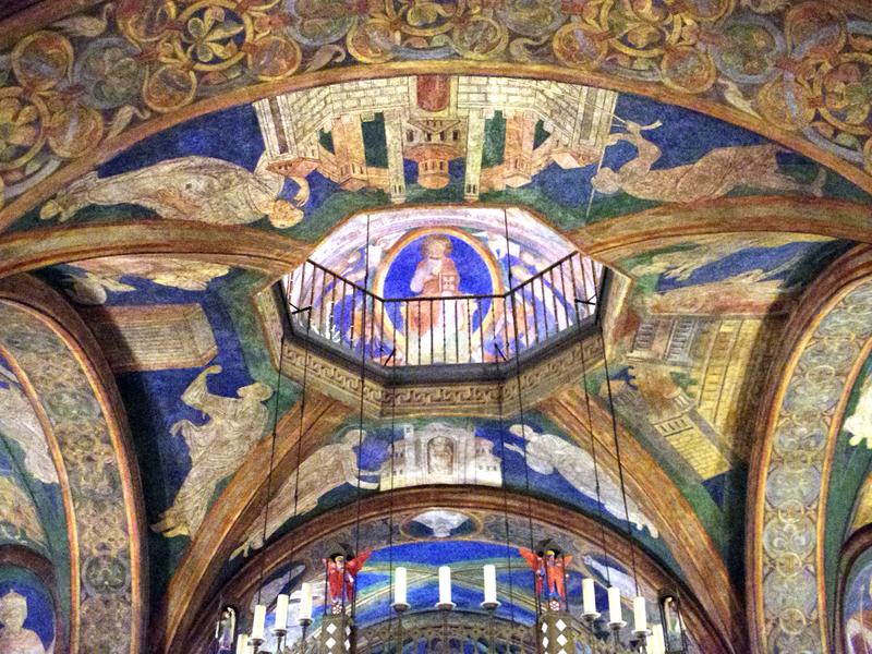 Blick aus der Unterkirche durch die oktogonale „Himmelsöffnung“ auf den Weltenrichter in der Oberkirchenapsis. 