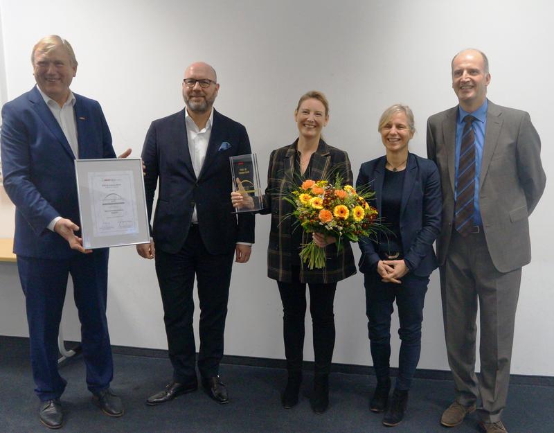 V.l.n.r.:Manfred Baldschus (UNICUM), Cristian Jost (Hays) sowie Prof. Baum (Preisträgerin), Prof. Schulte-Frei (Dekanin) und Tobias Engelsleben (Präsident) von der Hochschule Fresenius