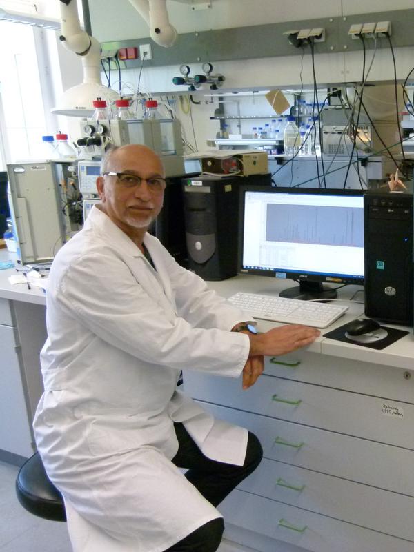 Dr. Mohammad-Reza Hajirezaei an seinem Arbeitsplatz. 